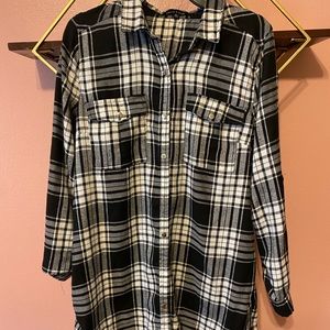 BLACK & WHITE BUTTONED SHIRT